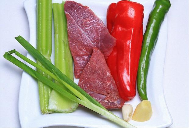 Thăn bò sốt Thái với cần tây