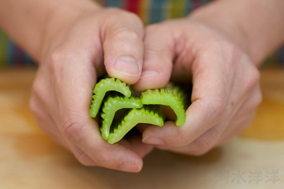 Hạnh nhân xào cần tây bước 1