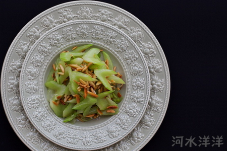 Cách xào hạnh nhân với cần tây