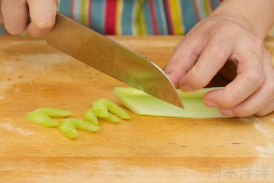 Hạnh nhân xào cần tây bước 3