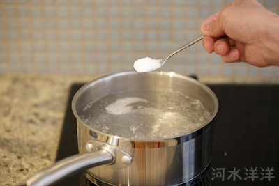 Hạnh nhân xào cần tây bước 4