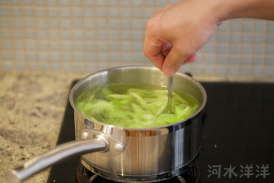 Hạnh nhân xào cần tây bước 6