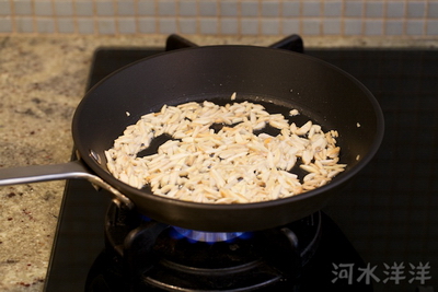 Hạnh nhân xào cần tây bước 7