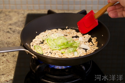 Hạnh nhân xào cần tây bước 8