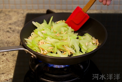 Hạnh nhân xào cần tây Bước 9