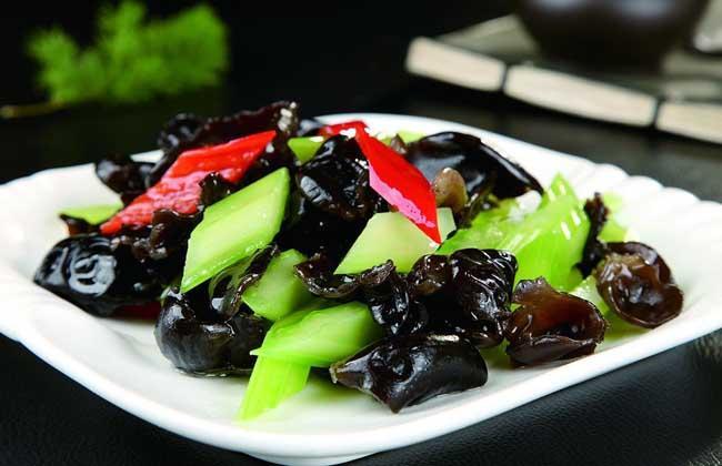 Nấm xào cần tây