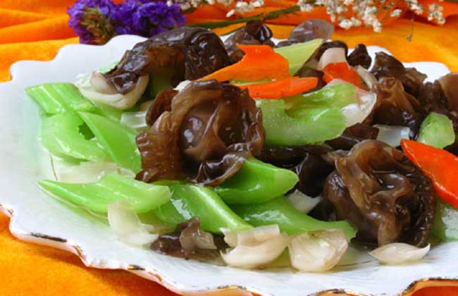 Cần tây xào nấm