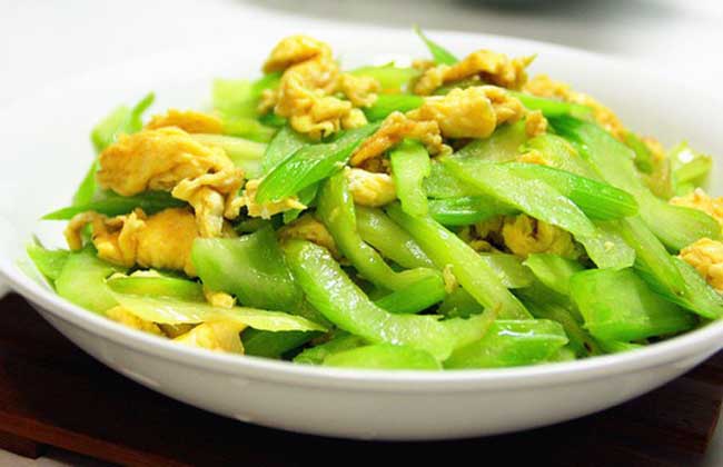 Trứng bác với cần tây