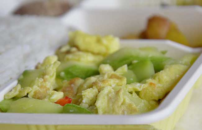 Trứng bác với cần tây