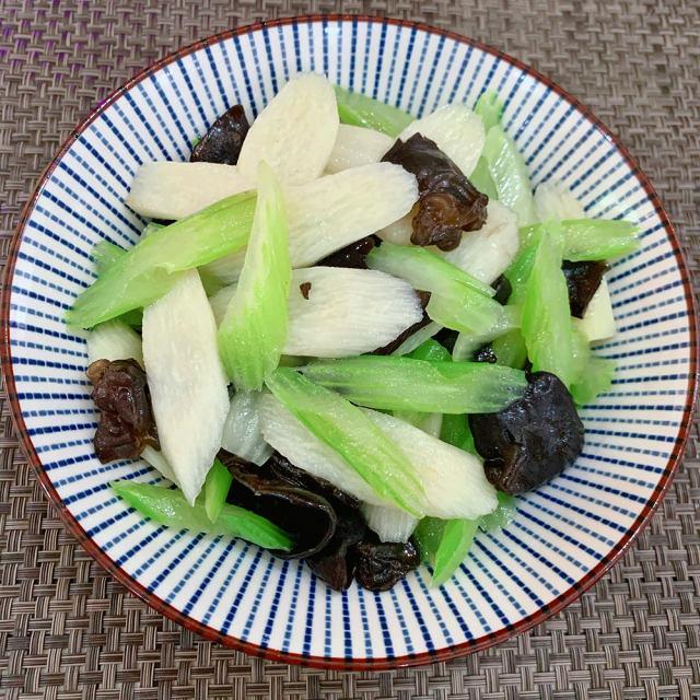 Cần tây xào nấm khoai mỡ chiên giòn