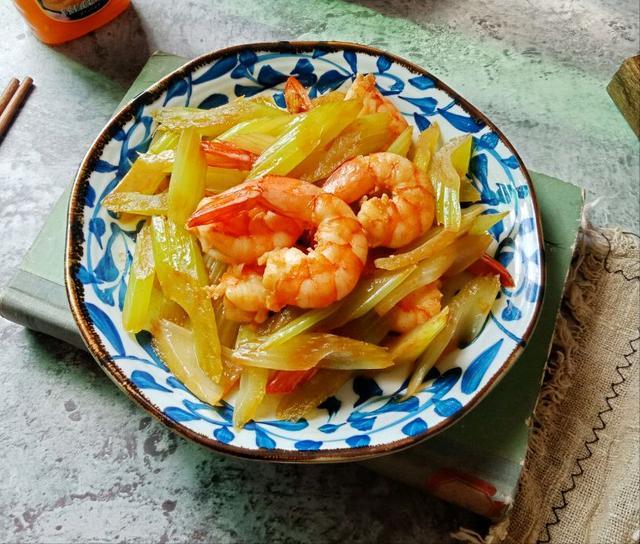 Cách làm cần tây xào tôm ngon và đẹp mắt