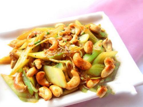 Cần tây xào hạt điều cải tiến