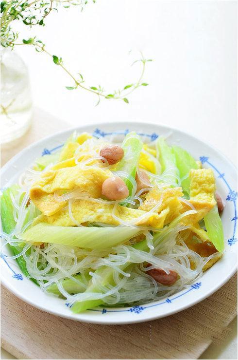 Cần tây xào miến trứng đậu phộng