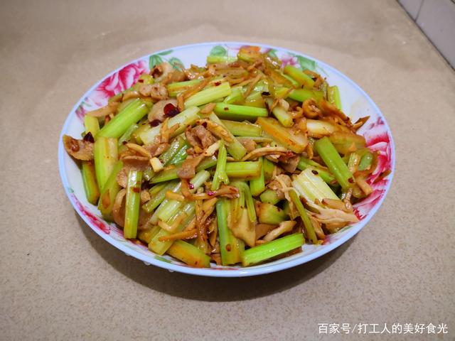 Ngon tuyệt vời: Thịt ba chỉ xào cần tây và măng khô