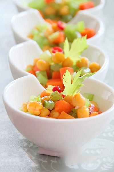 Đậu gà thái hạt lựu nấu cần tây