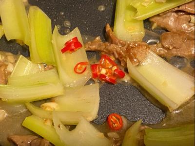 Cho ớt bột vào xào trước khi bắt chảo, sau đó tắt bếp và bắt đầu bắc chảo