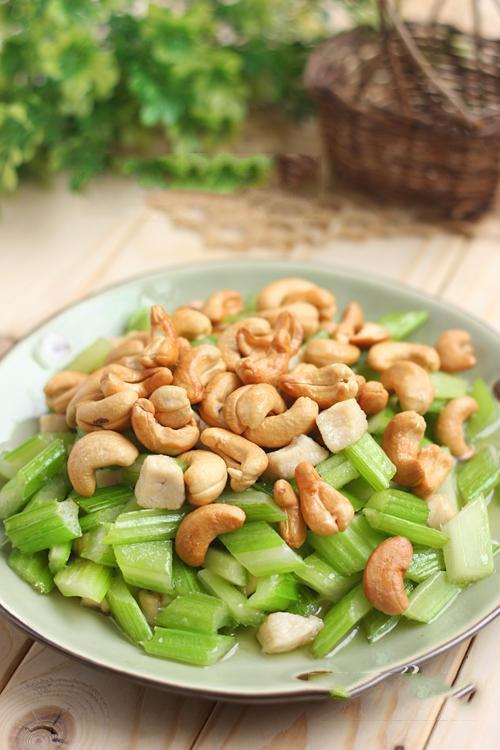 Gà xào hạt điều cần tây