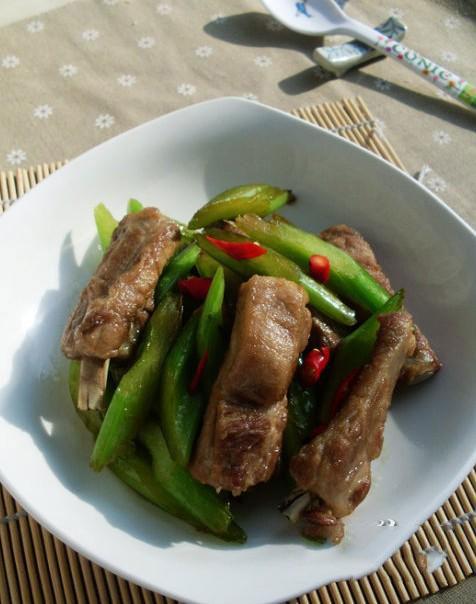 Sườn xào cần tây