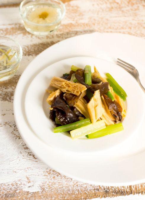 Tàu hủ ky xào nấm cần tây