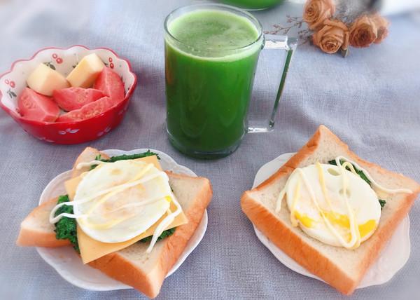 Bữa sáng nhanh bổ dưỡng với bánh mì và nước ép cải xoăn kale